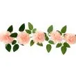 Ferskenfarvet blomsterguirlande 140 cm med 11 kunstige pæoner og grønne blade til bryllup og festbord.