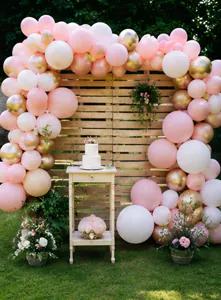 Stemningsfuld havefest med balloner og blomsterdekoration